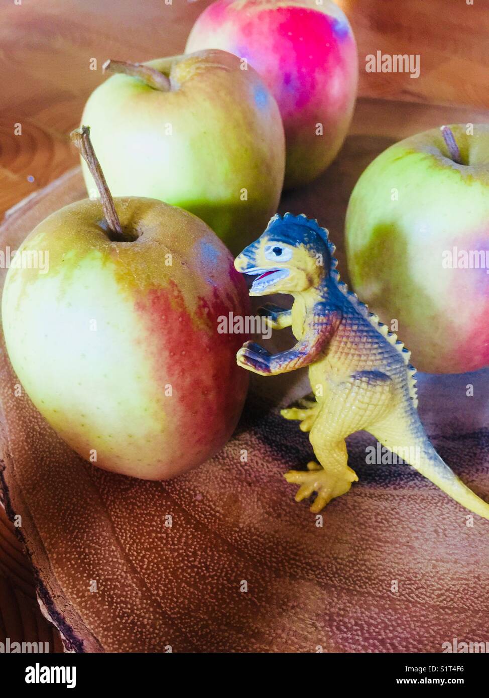 Godzilla isst einen Apfel Stockfoto