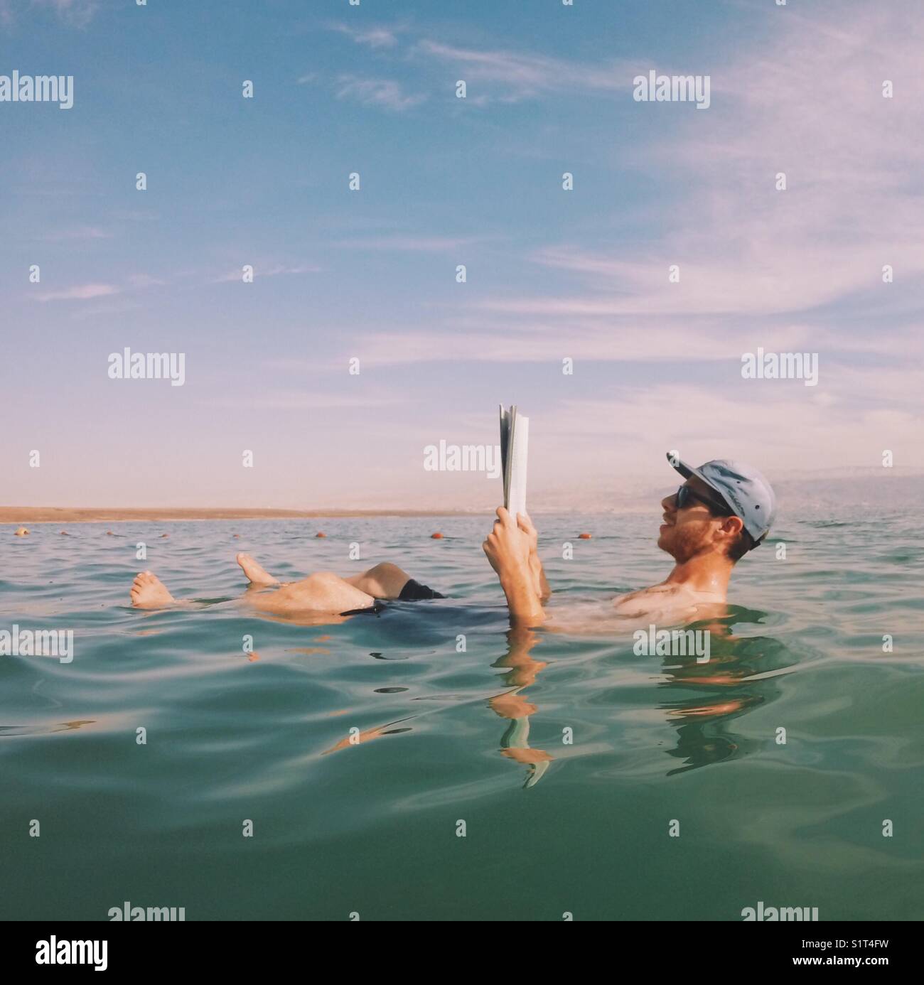 Schwimmen im Toten Meer Stockfoto