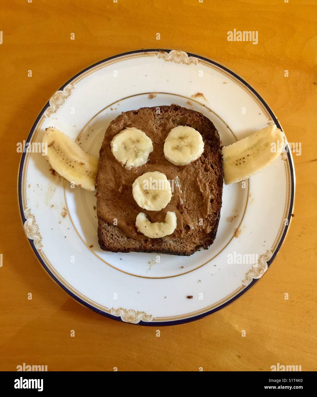 Mandelbutter und banane auf toast -Fotos und -Bildmaterial in hoher ...