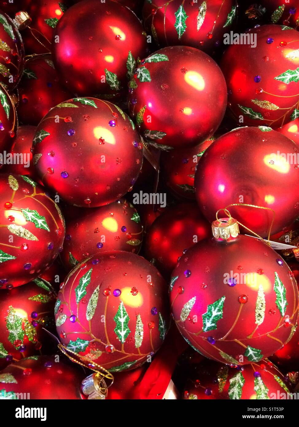 Haufen roter Weihnachtskugeln - Smartphone-aufgenommenes Stockfoto