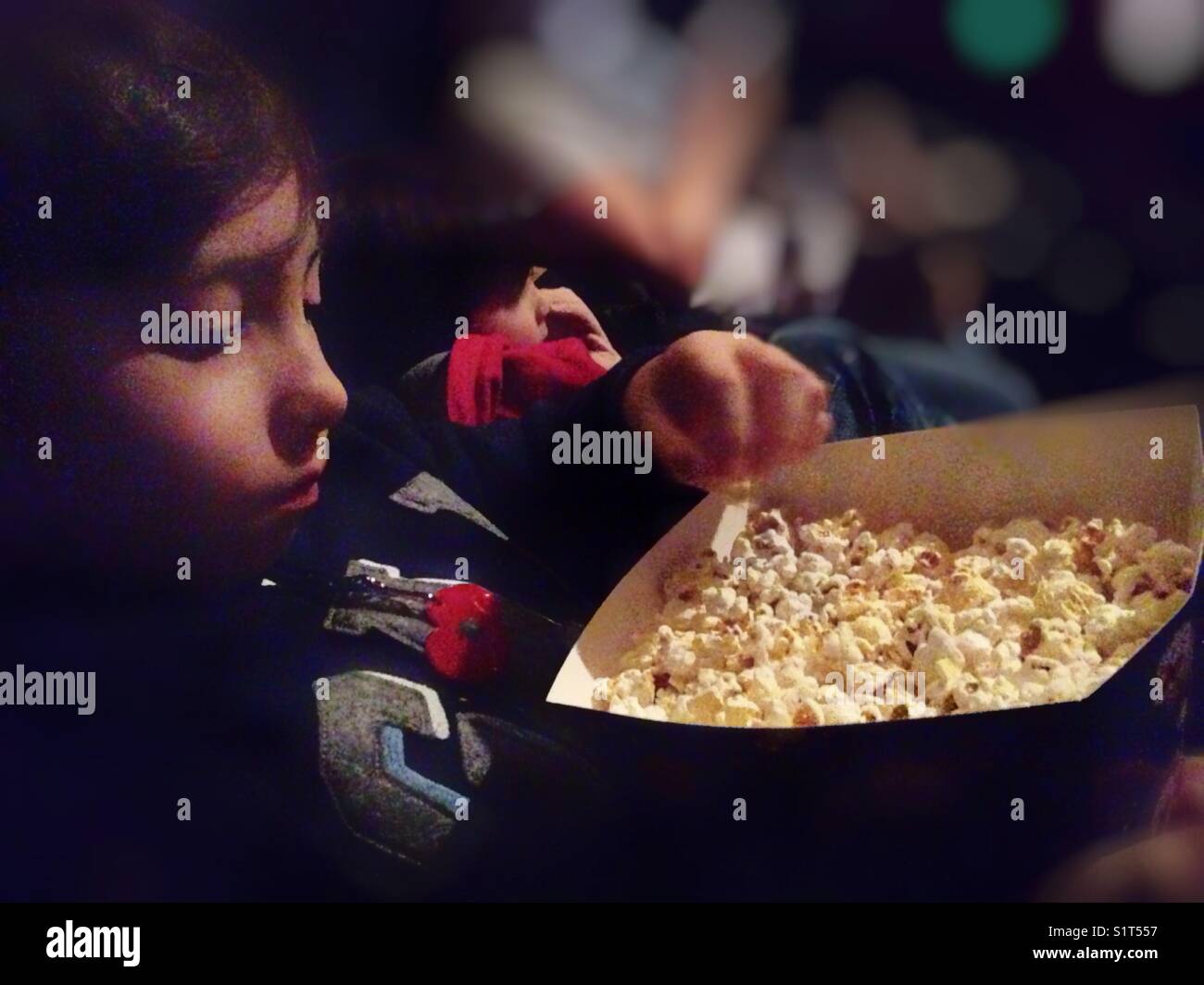 Junge essen Popcorn im Kino. Stockfoto