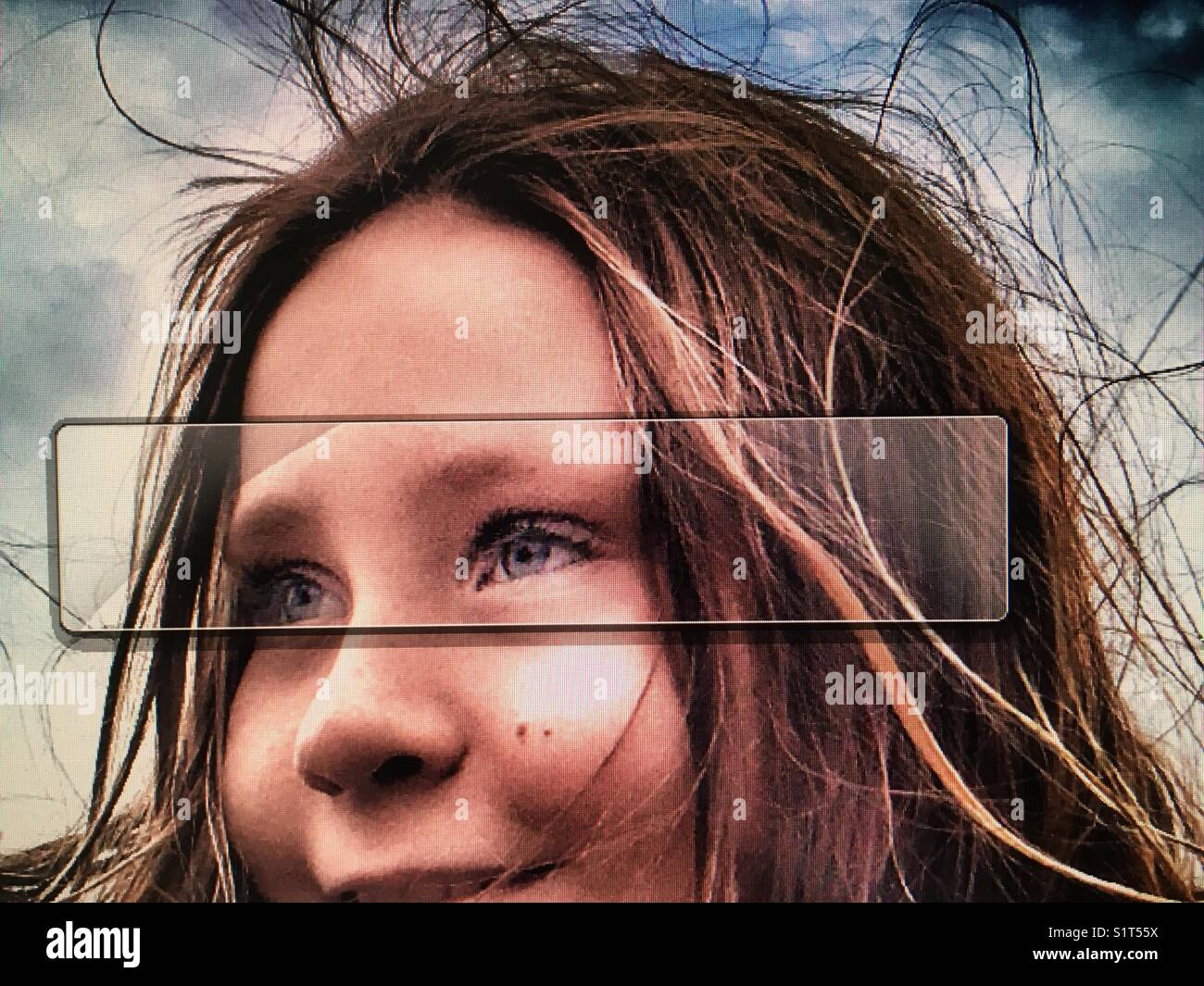 Porträt eines Mädchens auf einem Bildschirm, mit einem Fenster, das auf Ihre Augen. Stockfoto