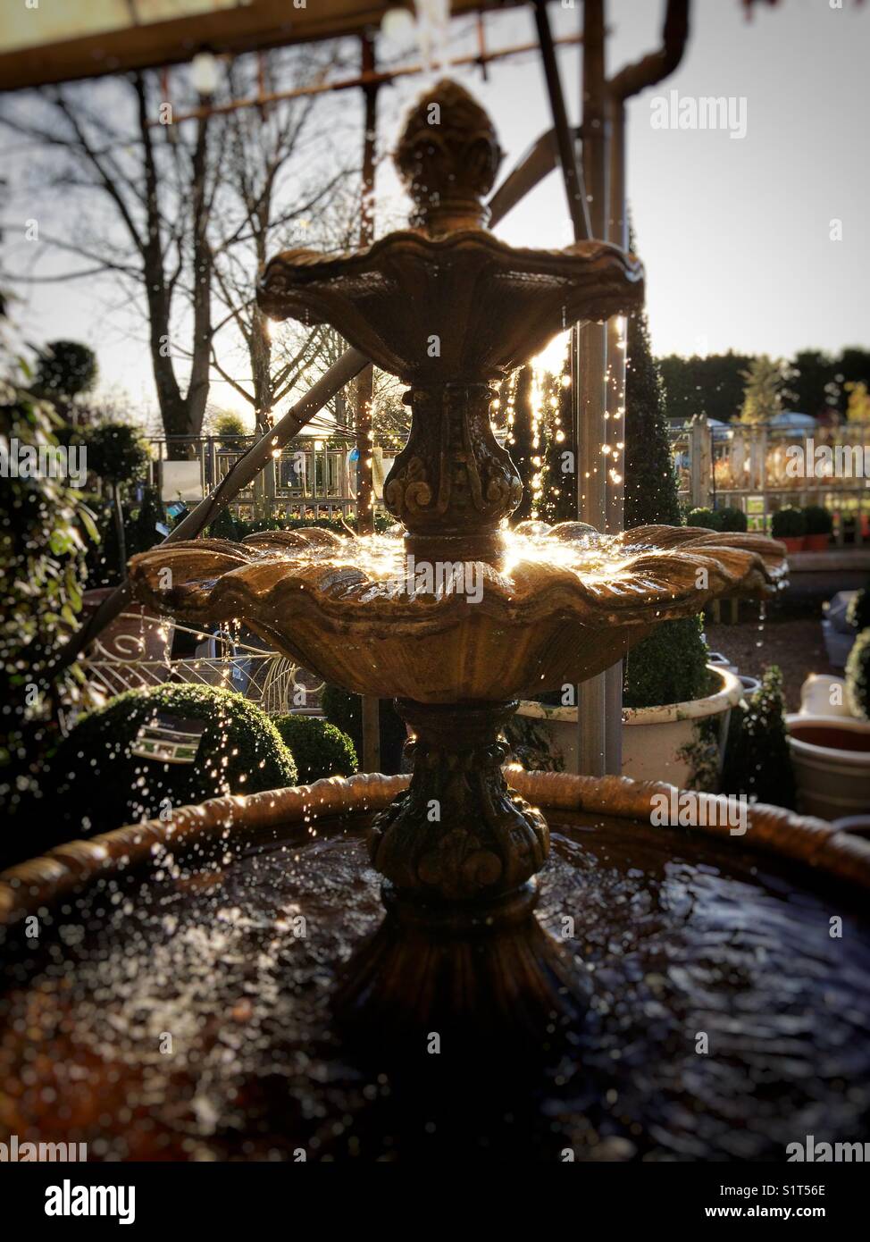 Wasserbrunnen für den Garten - Smartphone-aufgenommenes Stockfoto