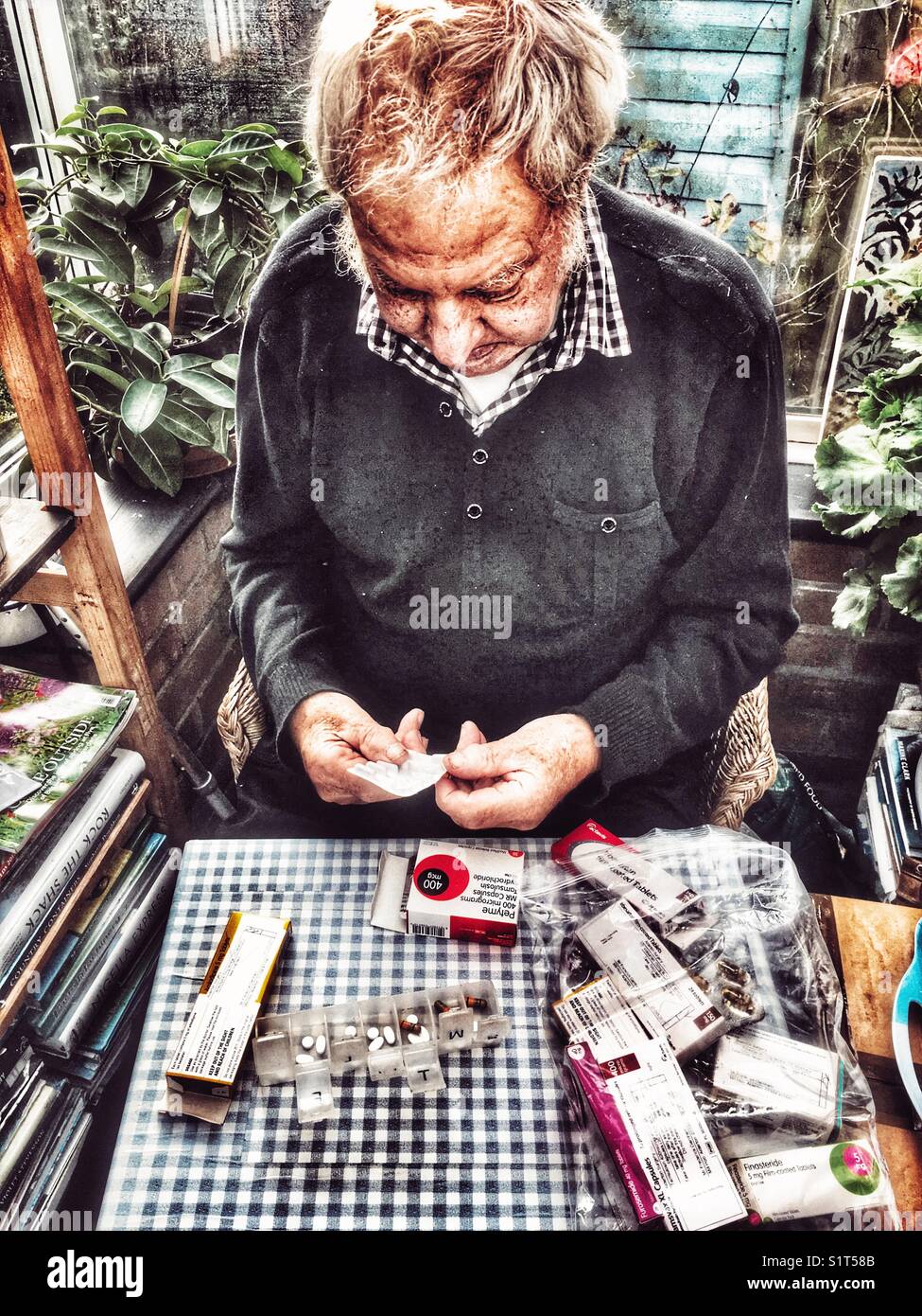 Älterer Mann seine wöchentliche Droge Rezept vorbereiten Stockfoto
