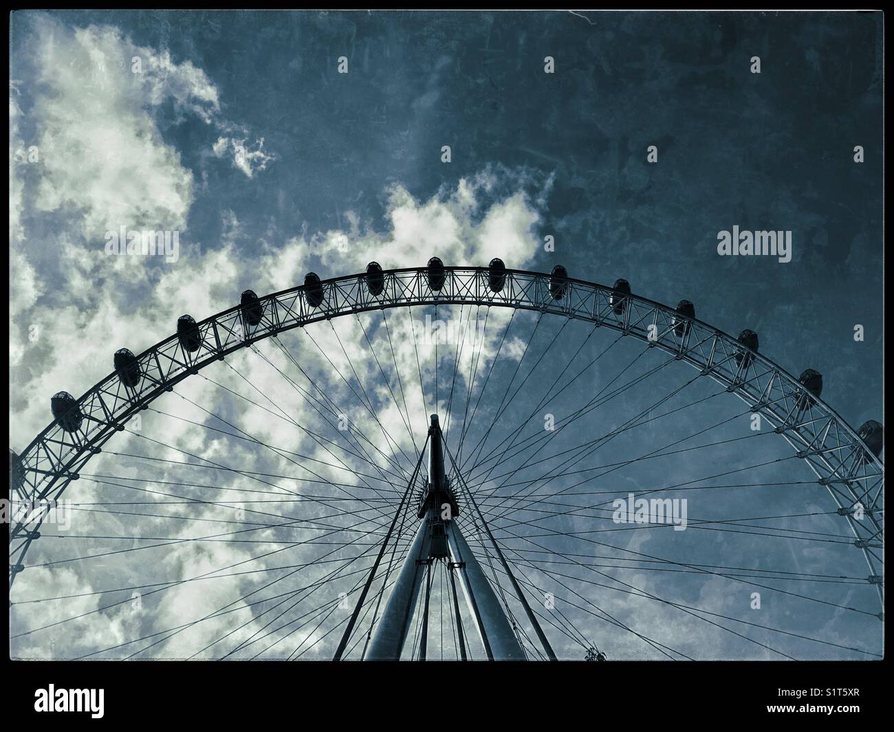Ein grunge Effekt Bild des London Eye oder Millennium Wheel. Dieses große A-Frame Struktur ist Europas größtes Riesenrad & ist neben der Themse, in der Nähe des Parlamentsgebäude. © COLIN HOSKINS - Smartphone-aufgenommenes Stockfoto
