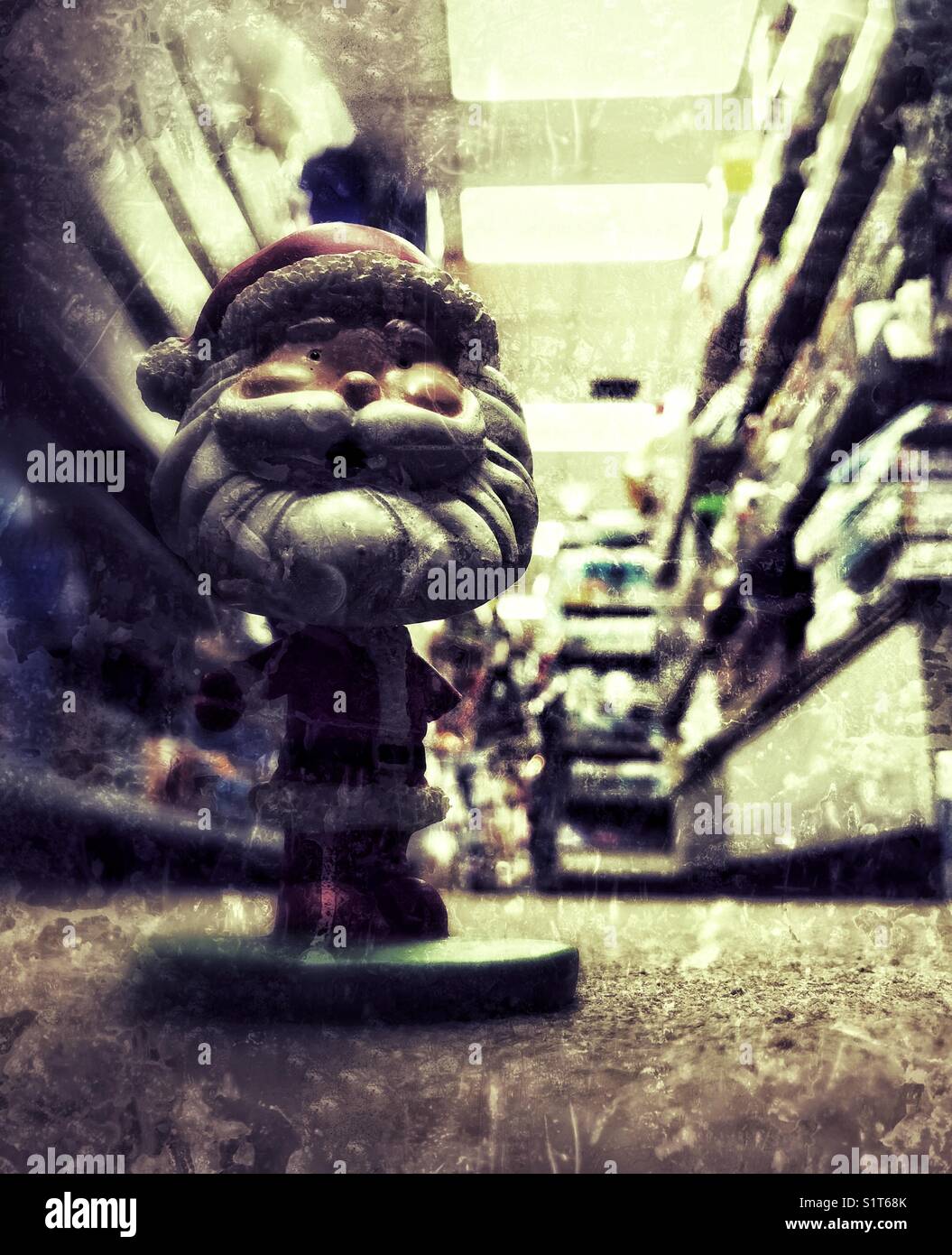Santa bobble head Spielzeug auf dem Boden eines kleinen Shop. Grunge. Stockfoto