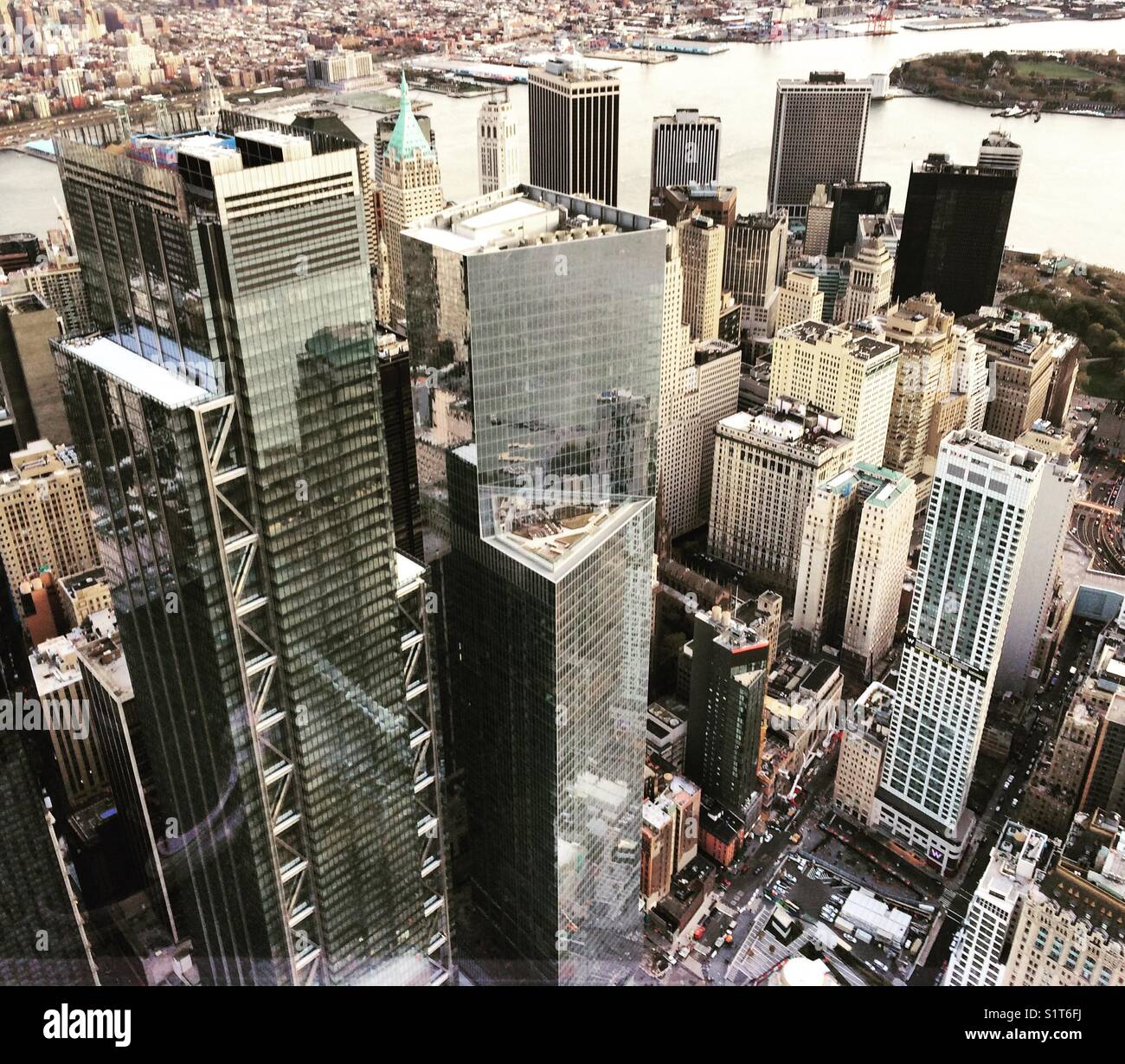Ein Blick auf Lower Manhattan von der Oberseite des One World Trade Center, New York City - Smartphone-aufgenommenes Stockfoto