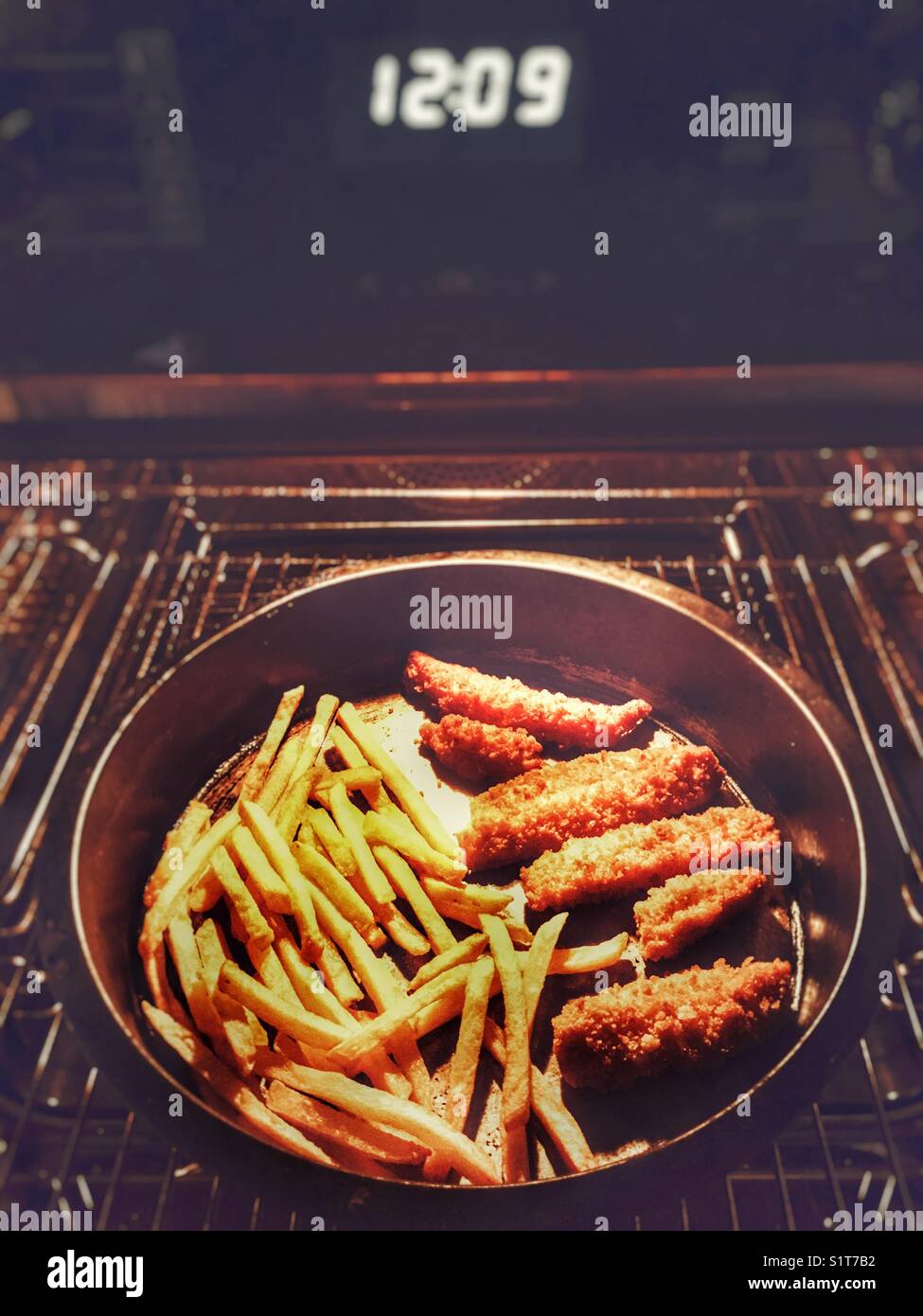Rotzunge Hühnerfiletstreifen in Paniermehl und Chips Kochen im Ofen  Stockfotografie - Alamy