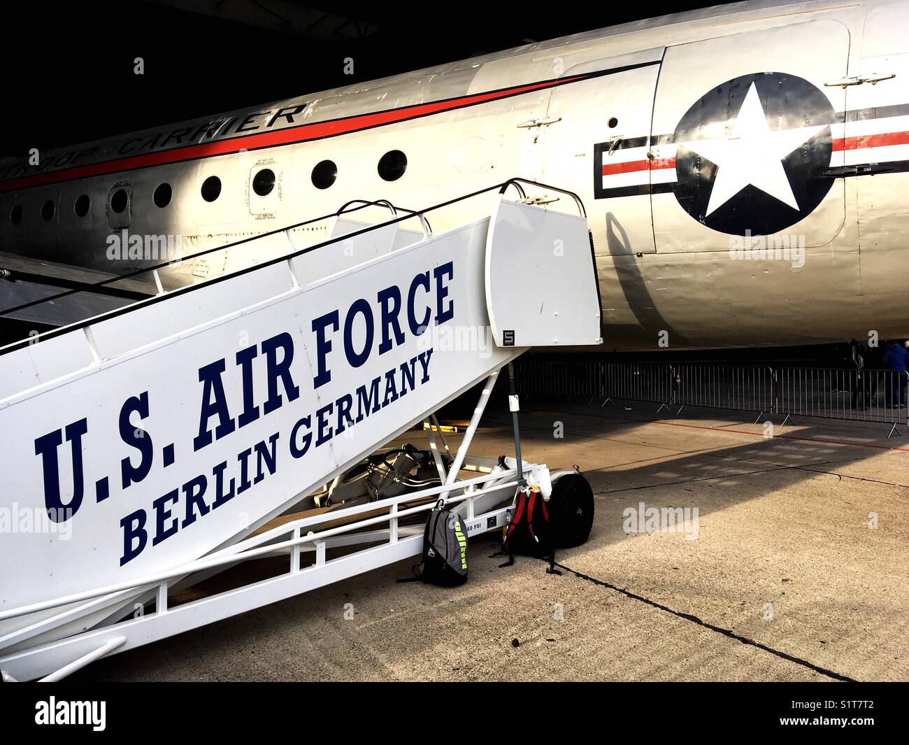 Eine Truppe Transport Flugzeug der US Air Force auf dem ehemaligen Flughafen Tempelhof, Berlin, Deutschland Stockfoto