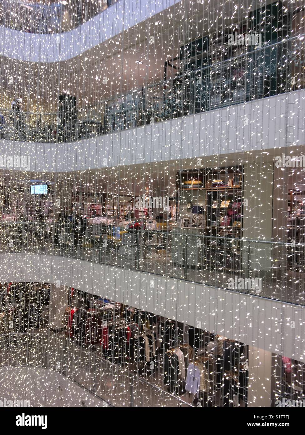 Weihnachtsbeleuchtung in John Lewis der Oxford Street Stockfoto