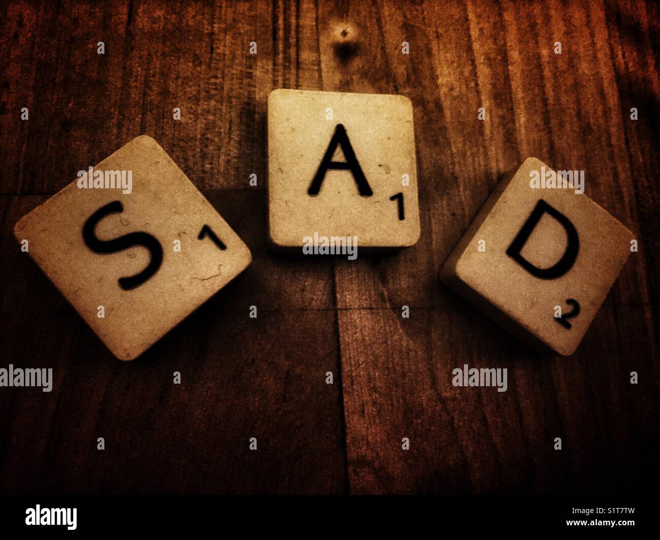 Das Wort traurig mit Scrabble Fliesen geschrieben Stockfoto