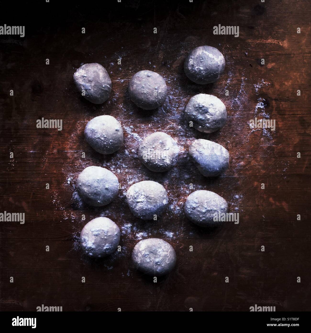 Teigkugeln, die auf einem Holzbrett wachsen - Smartphone-aufgenommenes Stockfoto