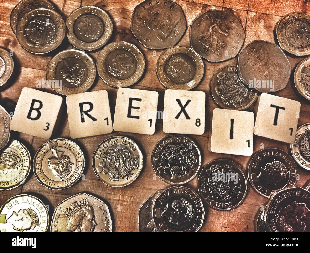 Das Wort Brexit geschrieben mit Scrabble durch Geld umgeben Stockfoto