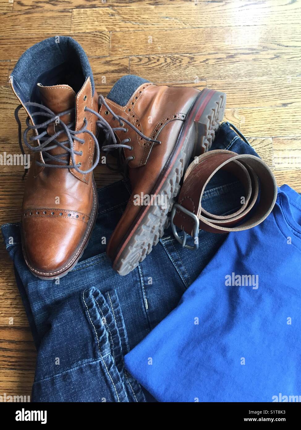 Herren Jeans stiefel Gürtel und blauen Teeshirt Stockfotografie - Alamy