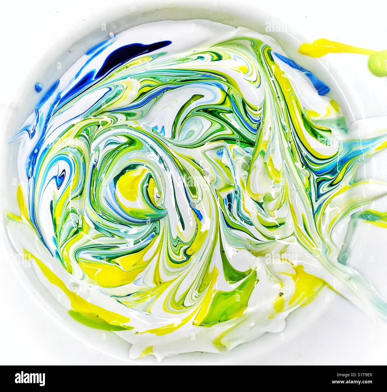 Farbmischung, die wie eine Planetenoberfläche aussieht - Smartphone-aufgenommenes Stockfoto