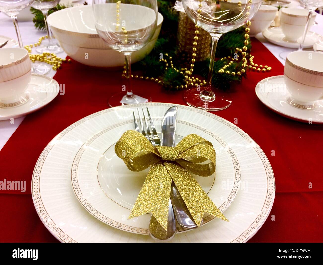 Der Tisch ist bereit für die weihnachtsfeier - Smartphone-aufgenommenes Stockfoto
