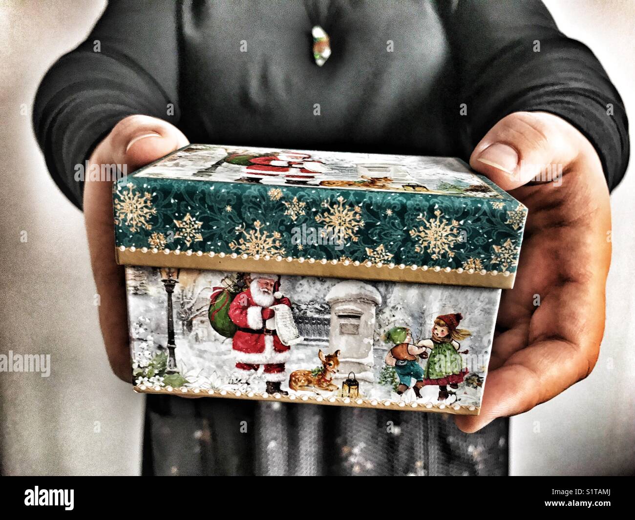 Frau, Weihnachten, - Smartphone-aufgenommenes Stockfoto