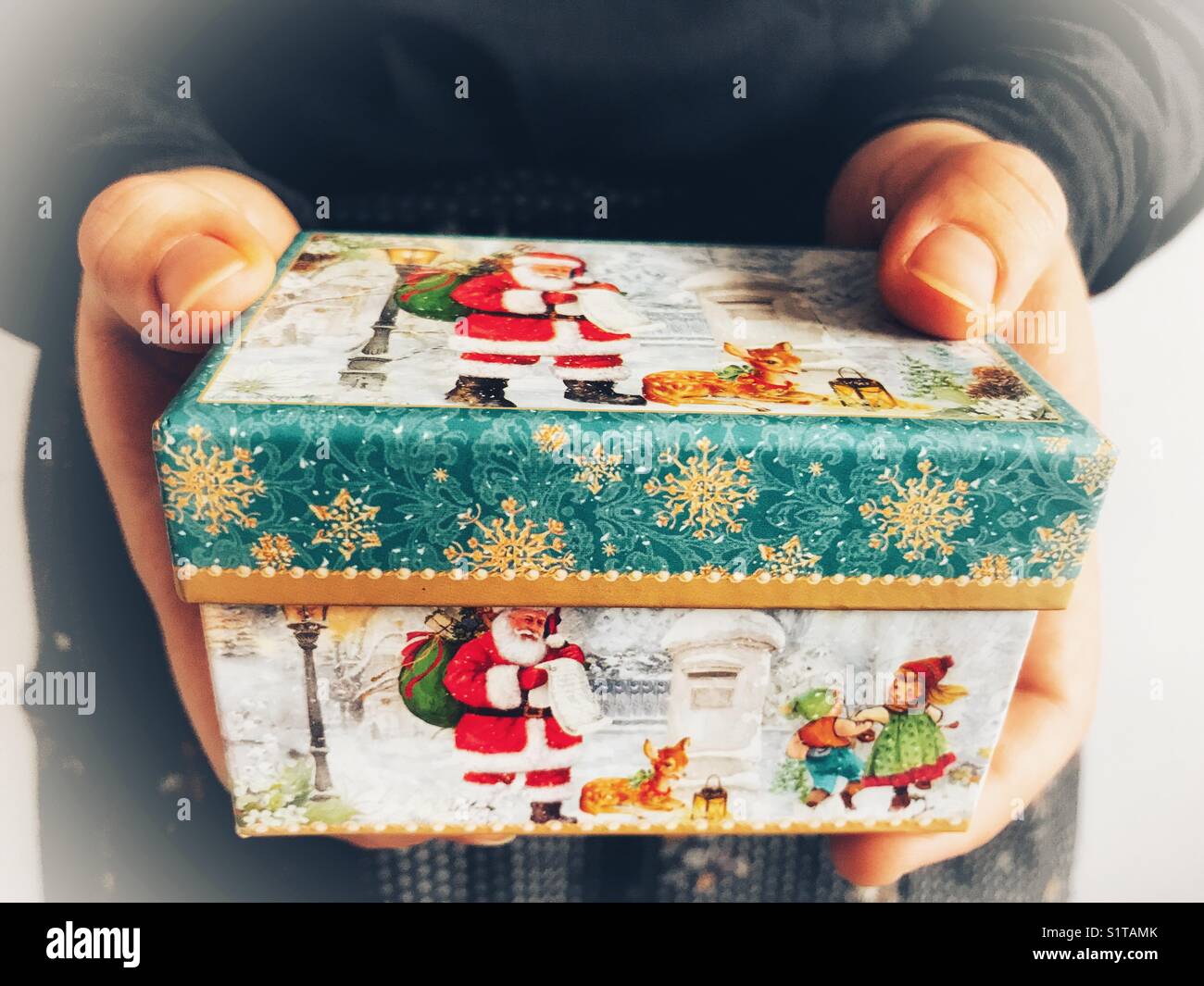 Frau geben ein Weihnachtsgeschenk - Smartphone-aufgenommenes Stockfoto