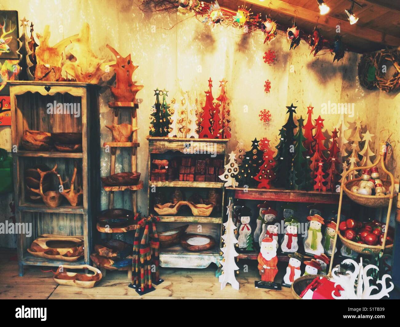 Weihnachtsmärkte mit Weihnachtsschmuck Stockfoto