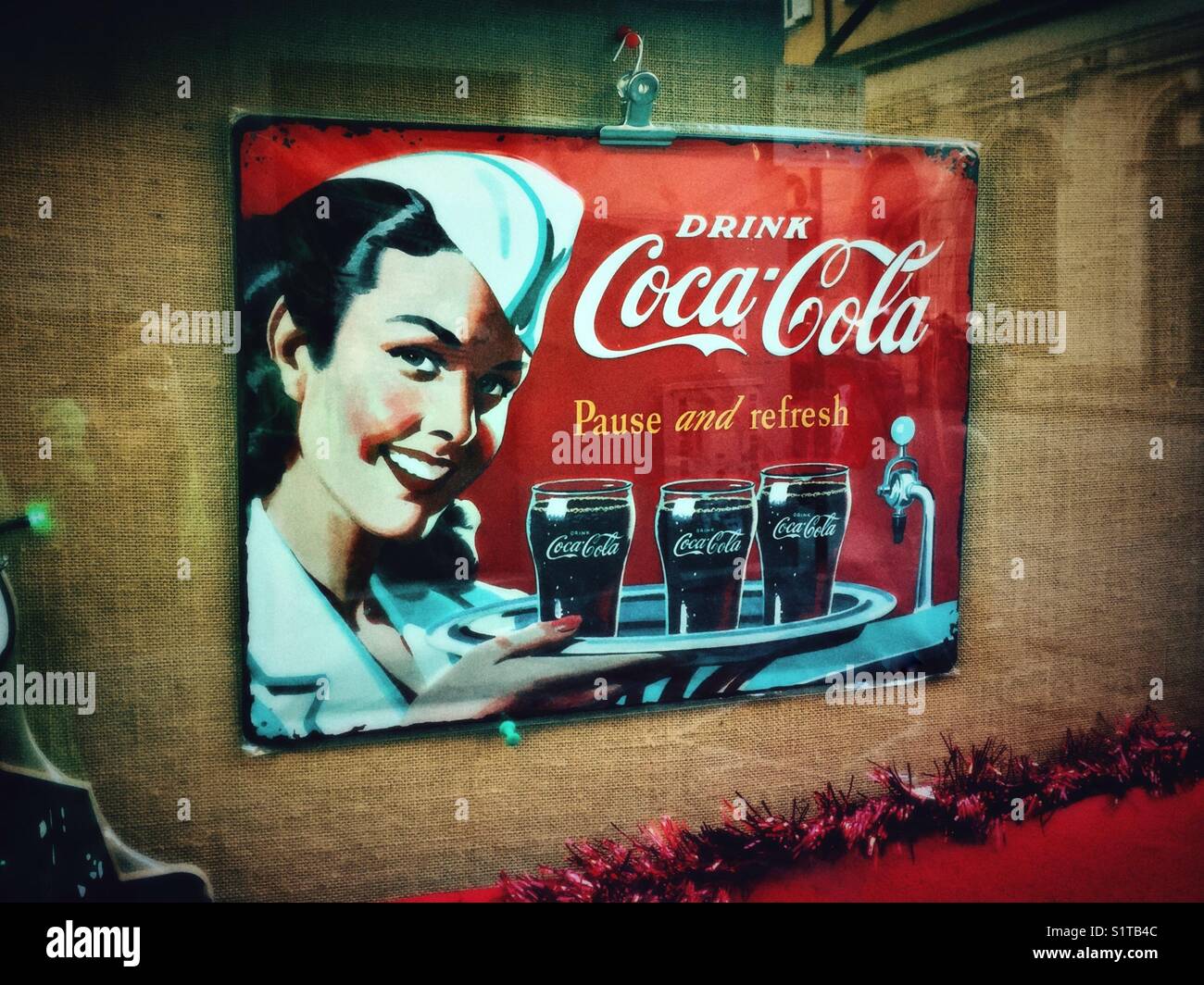 Coca Cola retro Werbung in Store Fenster Stockfoto