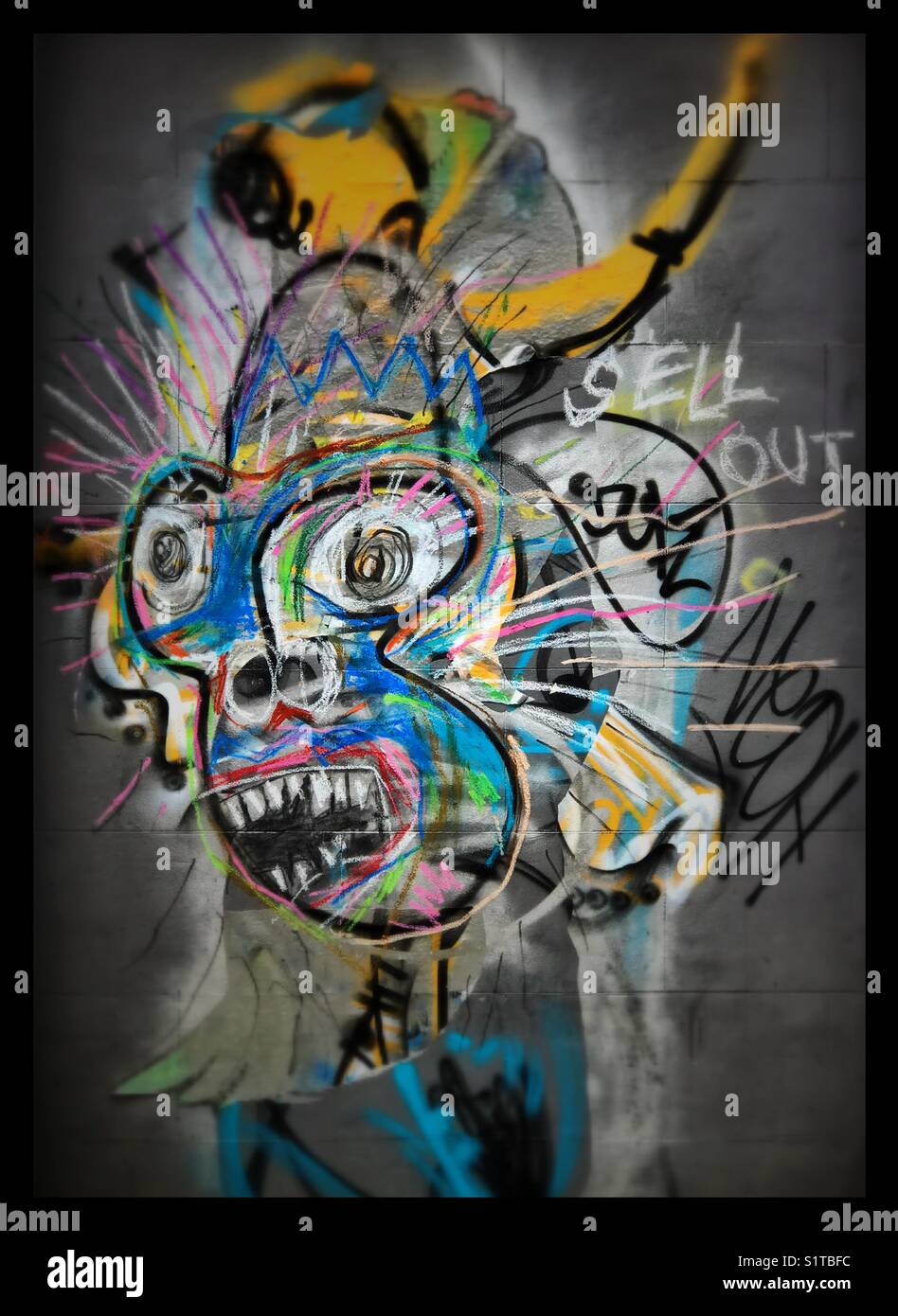 Graffiti Kunstwerk an der Wand eines Gebäudes in der Brick Lane, London, England. Eine interessante, Leiter der ein Fabelwesen? Affe? Ape? Pavian? ! Foto - © COLIN HOSKINS. - Smartphone-aufgenommenes Stockfoto