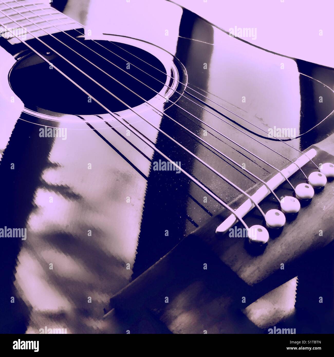 Eine Akustikgitarre. - Smartphone-aufgenommenes Stockfoto