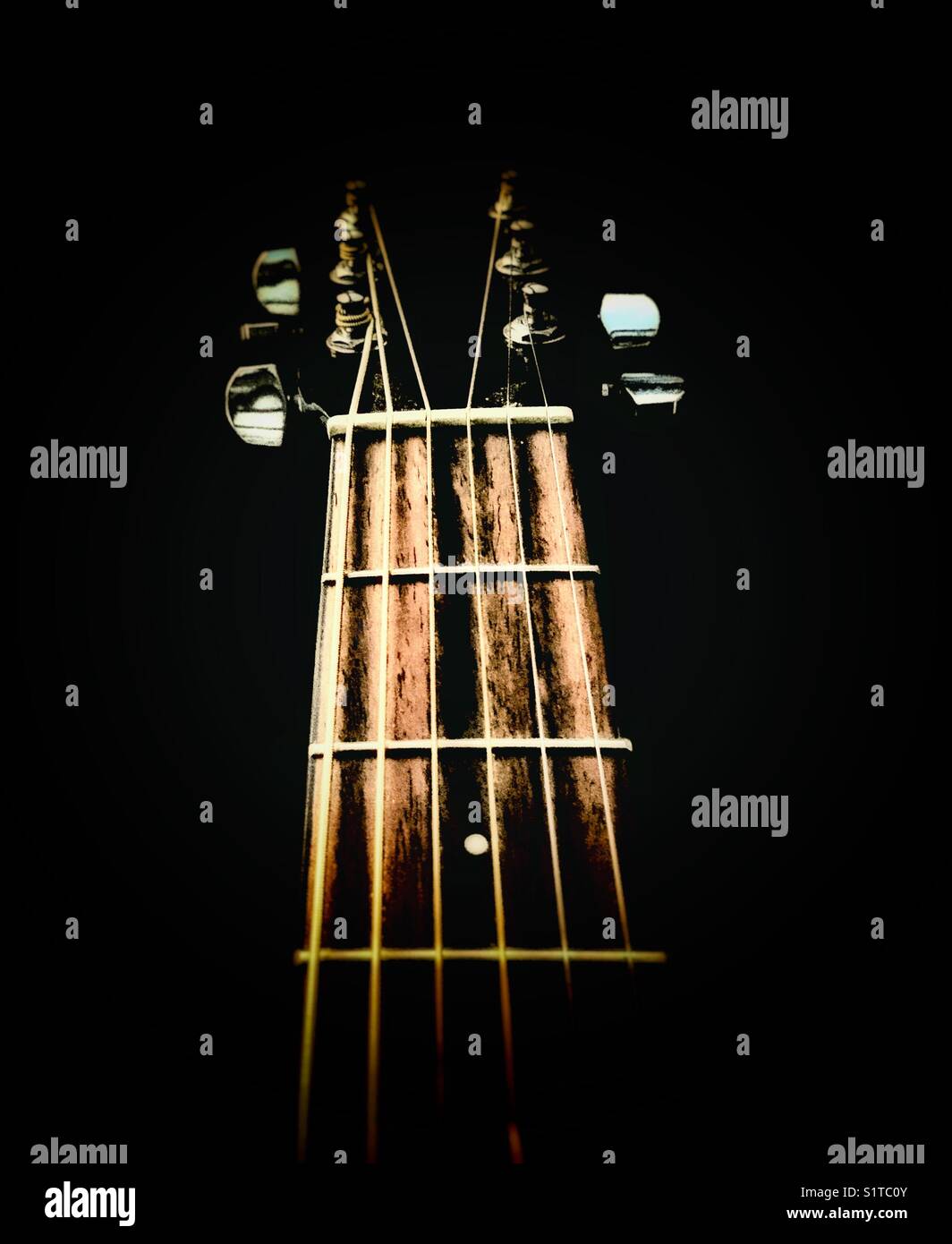 Eine Akustikgitarre. - Smartphone-aufgenommenes Stockfoto