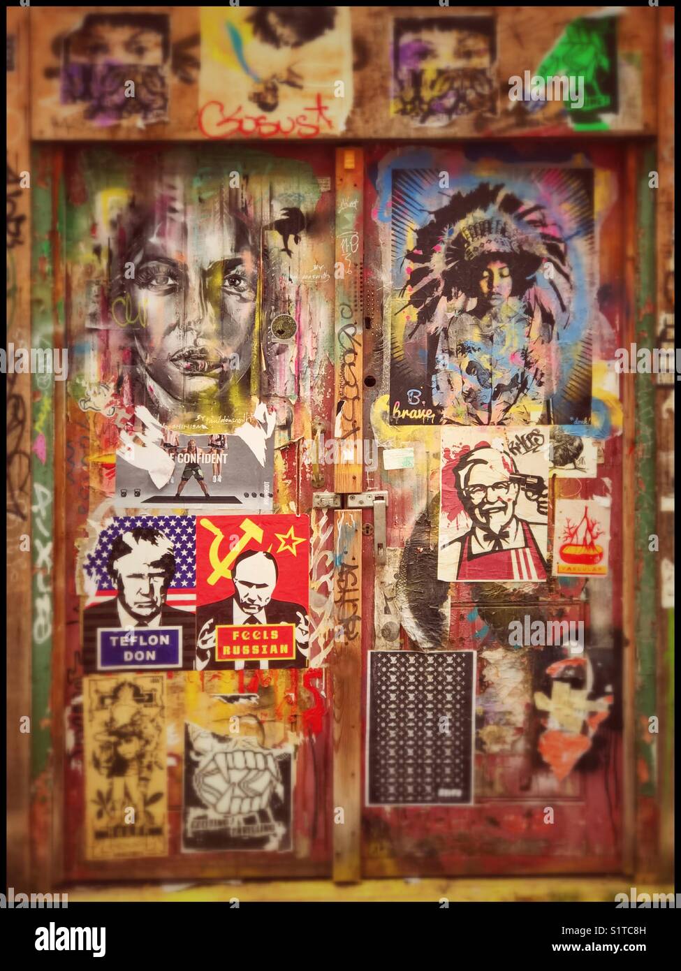Poster, Bilder & Graffiti - alle Türen in der berühmten Brick Lane, London, England. Es ist interessant & Creative Artwork? Ist es ein Chaos? Es ist politische Propaganda? © COLIN HOSKINS. - Smartphone-aufgenommenes Stockfoto