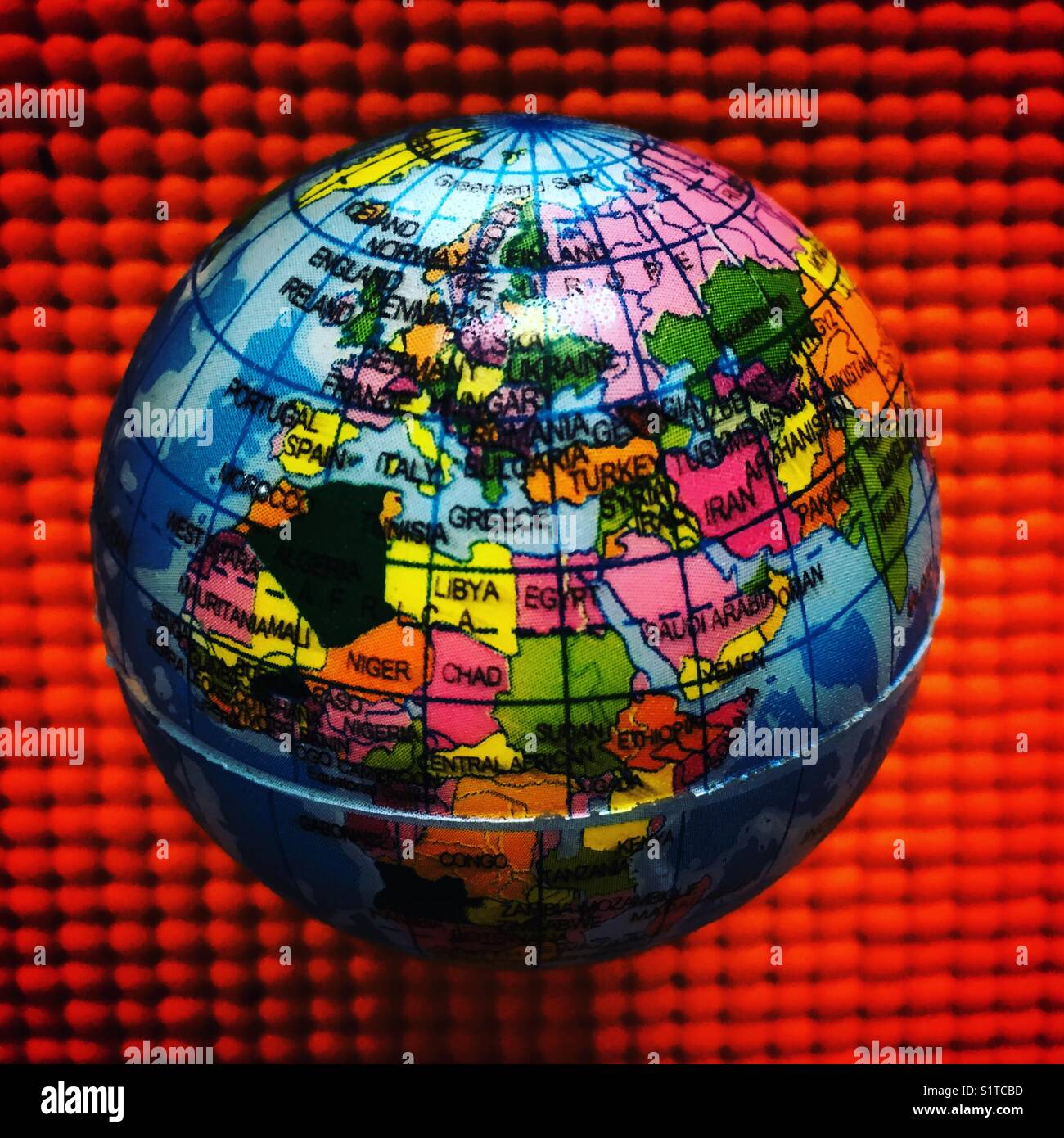 Erdball auf Europa, afrika und dem Nahen Osten - Smartphone-aufgenommenes Stockfoto
