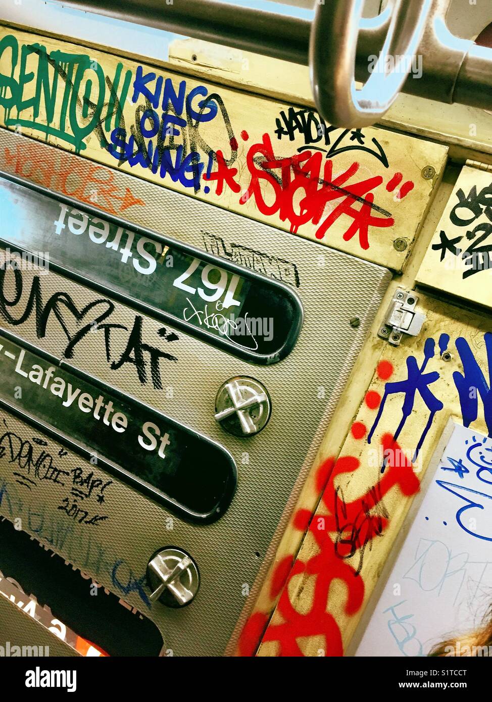 Graffiti im Jahrgang u-bahn Auto, New York City, USA Stockfoto