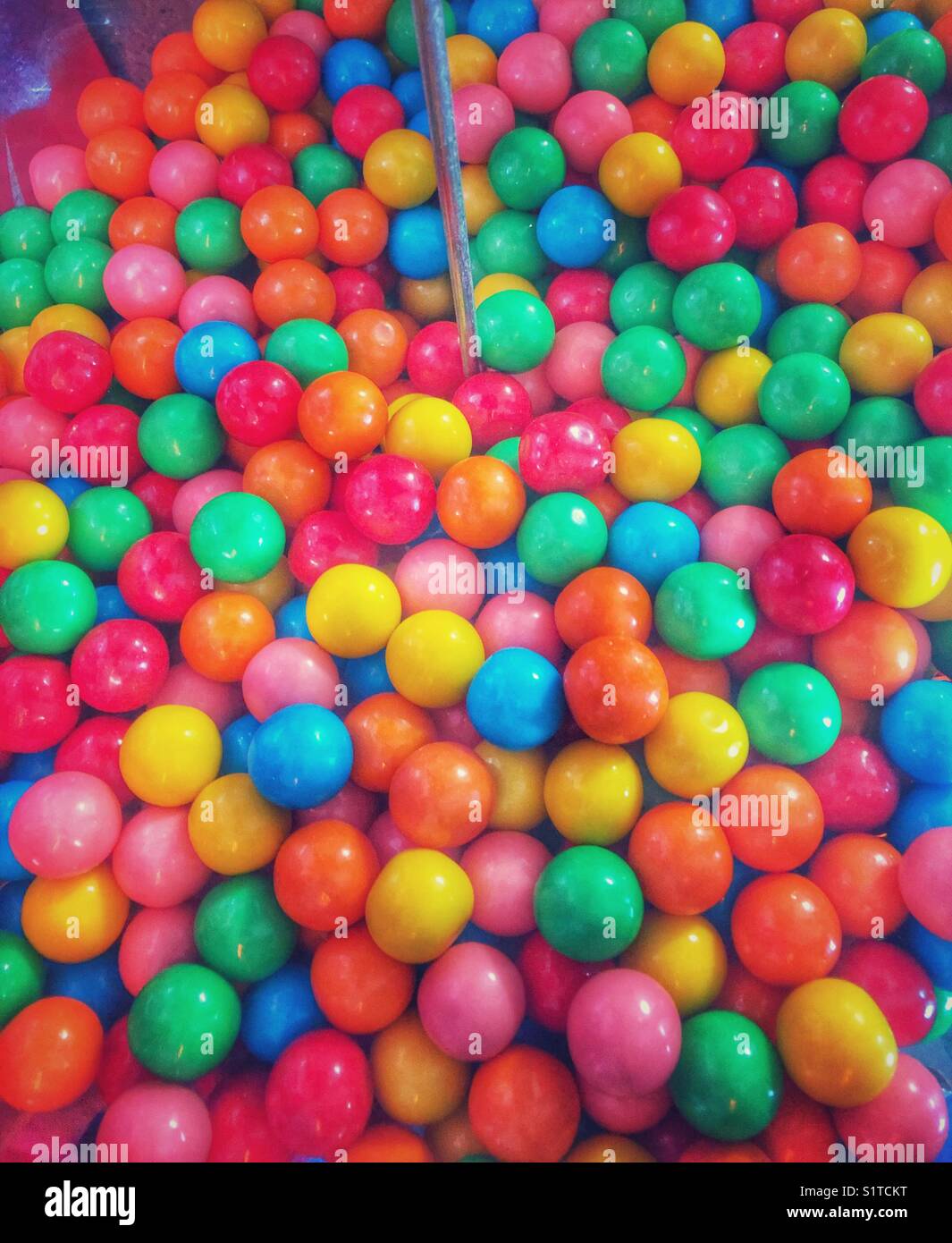 Große Menge an bunten Kugeln in einer Gum gum Ball machine Stockfoto