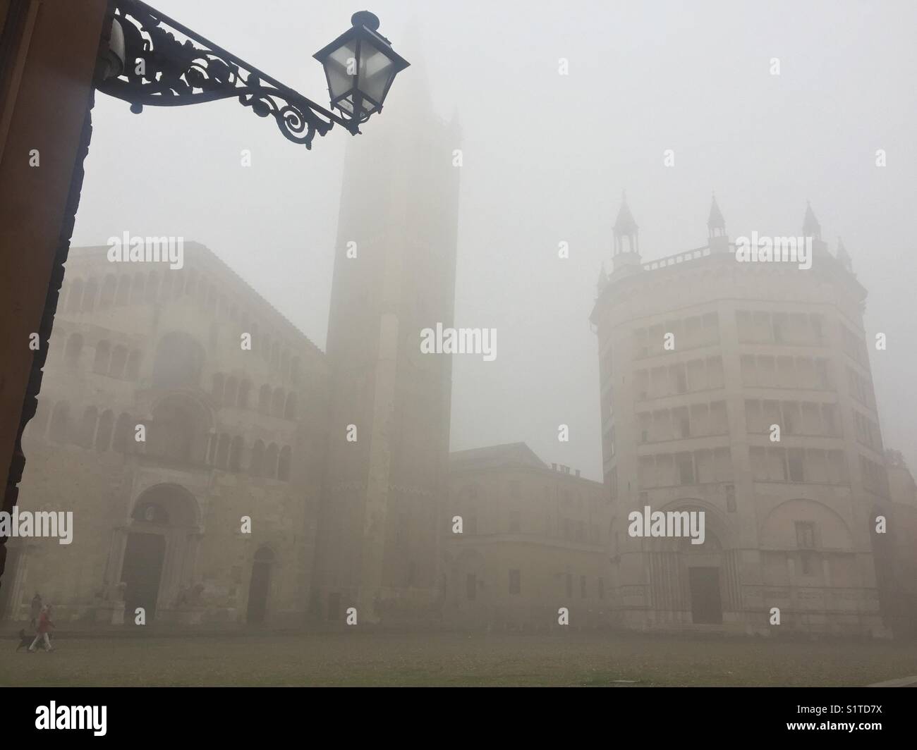 Parma Dom und Baptisterium im November Nebel. Stockfoto