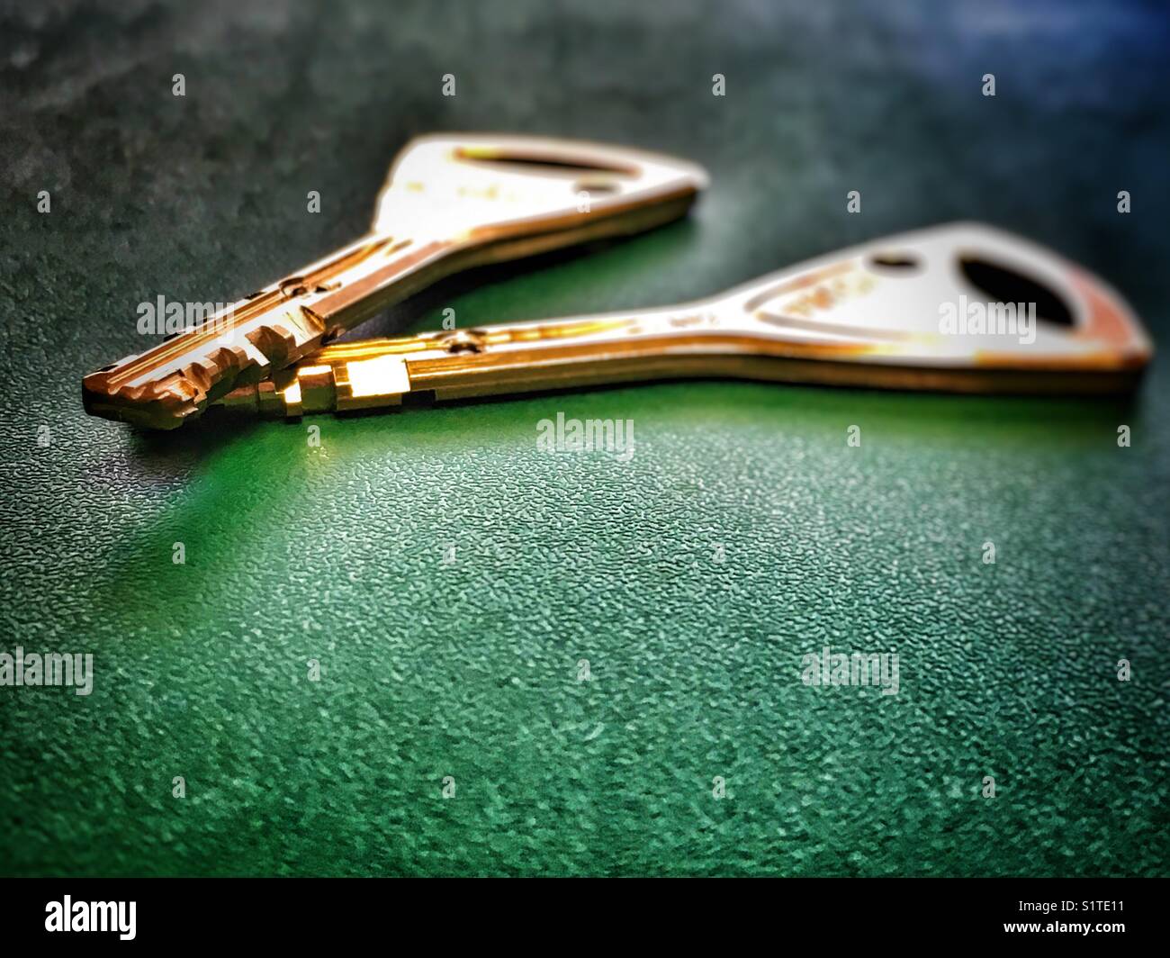 Zwei Schlüssel. - Smartphone-aufgenommenes Stockfoto