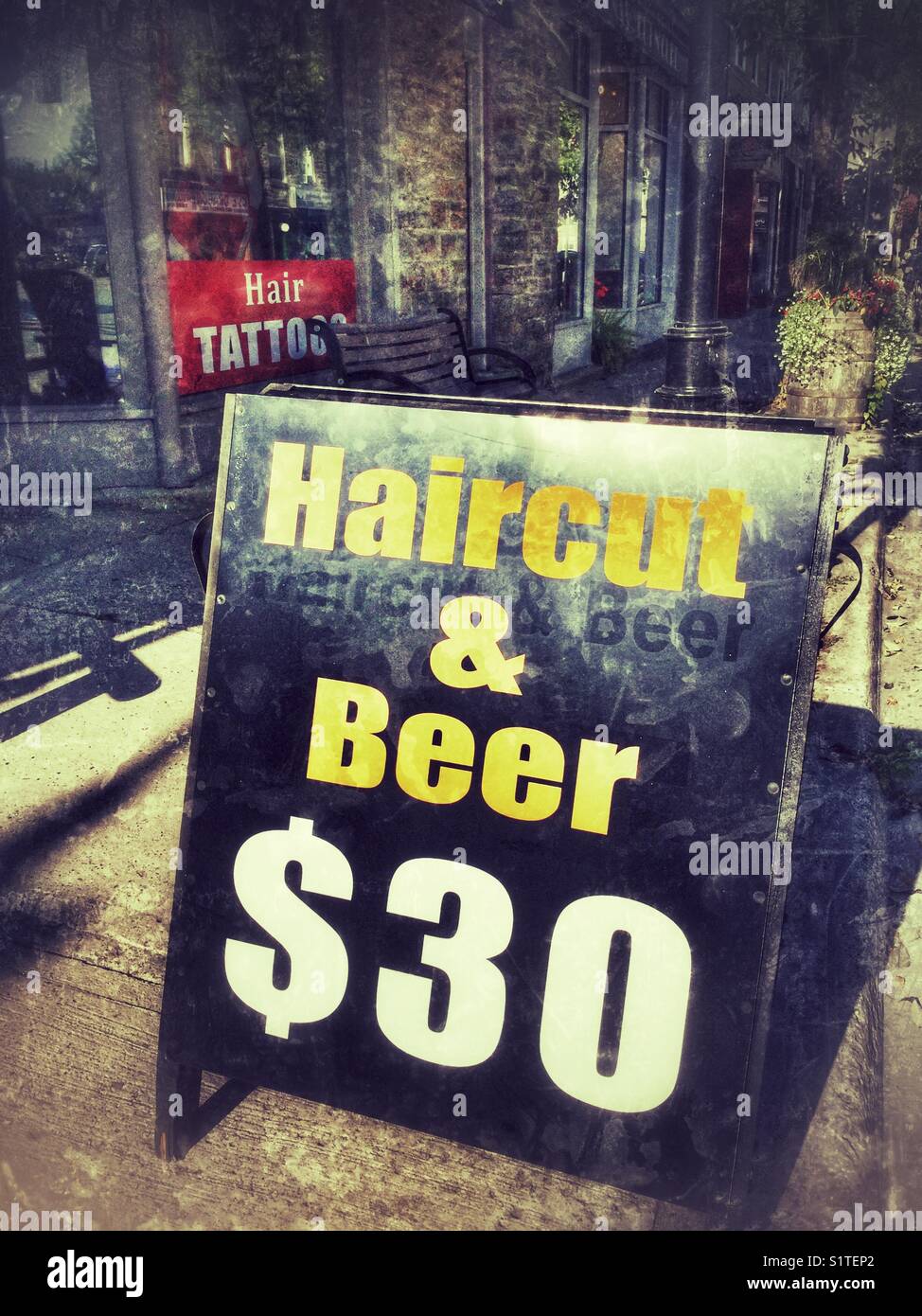 Ein frame Zeichen vor einem Friseur im historischen Perth, Ontario, Kanada. Stockfoto