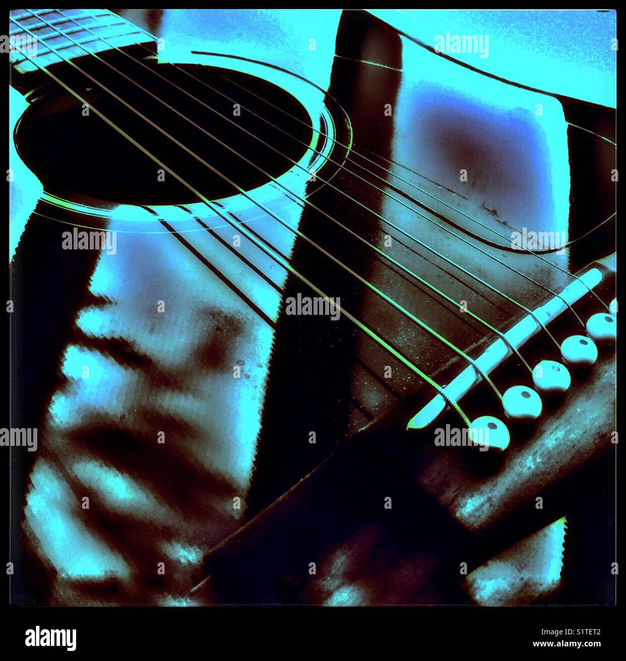 Eine akustische Gitarre - Smartphone-aufgenommenes Stockfoto