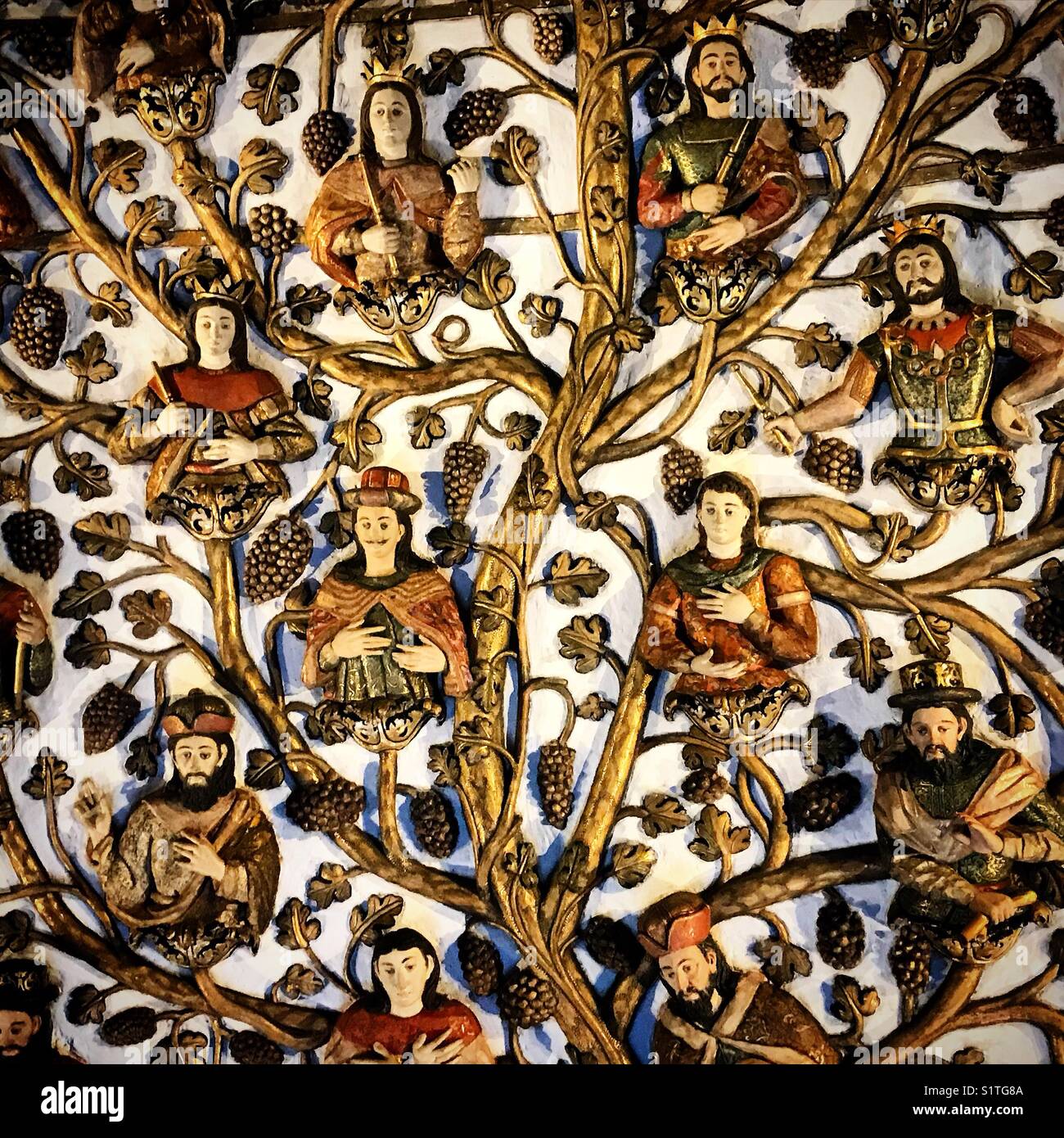 Skulpturen der Heiligen schmücken die Kirche Santo Domingo in Oaxaca, Mexiko - Smartphone-aufgenommenes Stockfoto