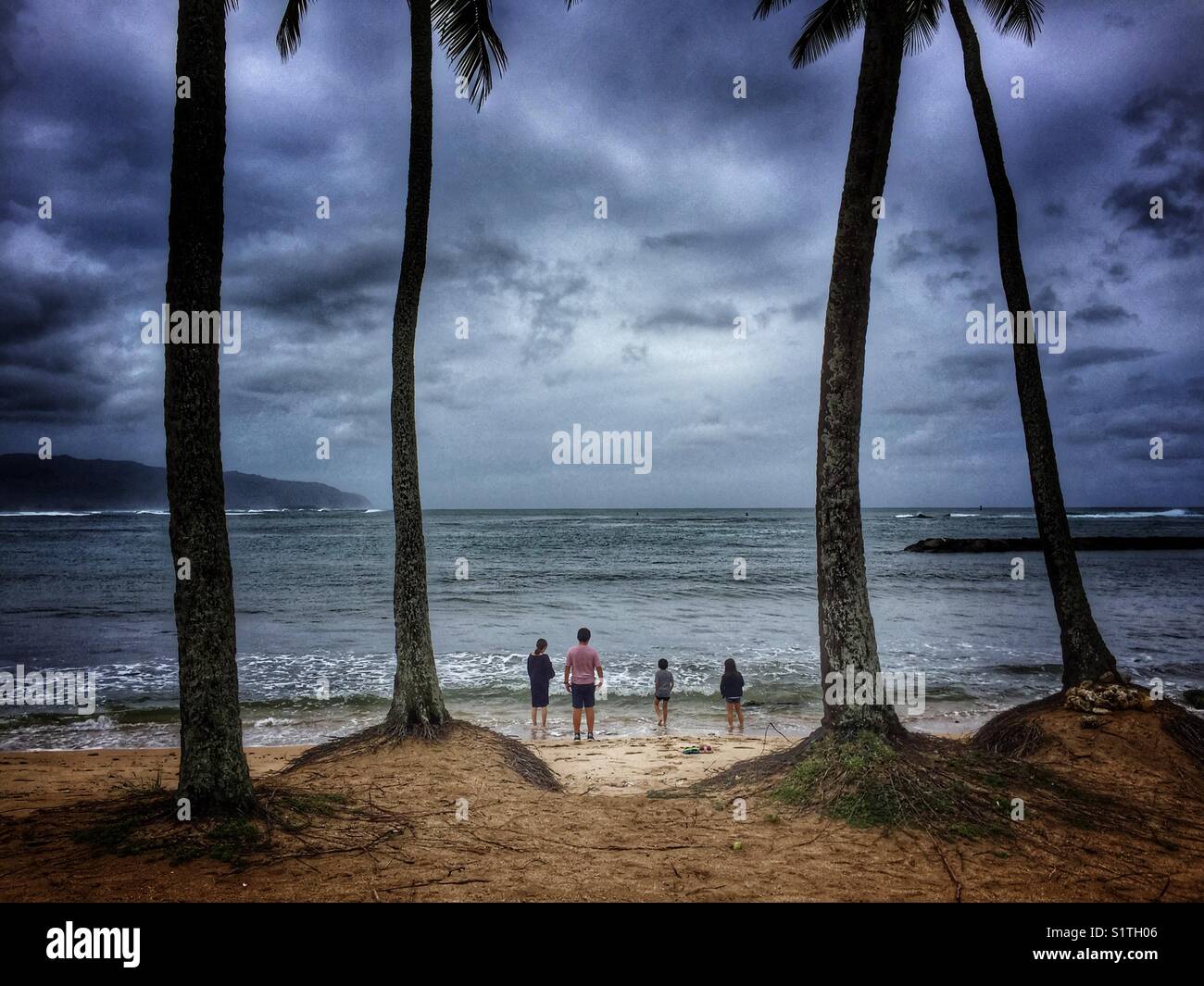 Familie mit Blick auf den Ozean - Smartphone-aufgenommenes Stockfoto