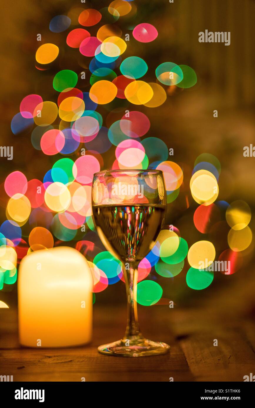 Festliche Wein Glas mit bunten Holiday Lights aus dem Weihnachtsbaum erstellen bokeh Hintergrund Stockfoto