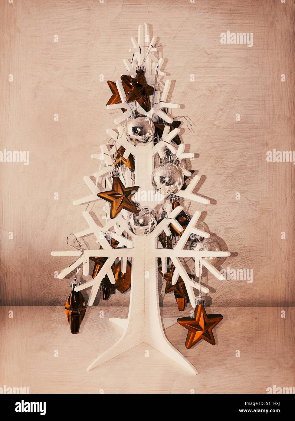 White Christmas Tree mit Silber und Gold Dekorationen eingerichtet - Smartphone-aufgenommenes Stockfoto