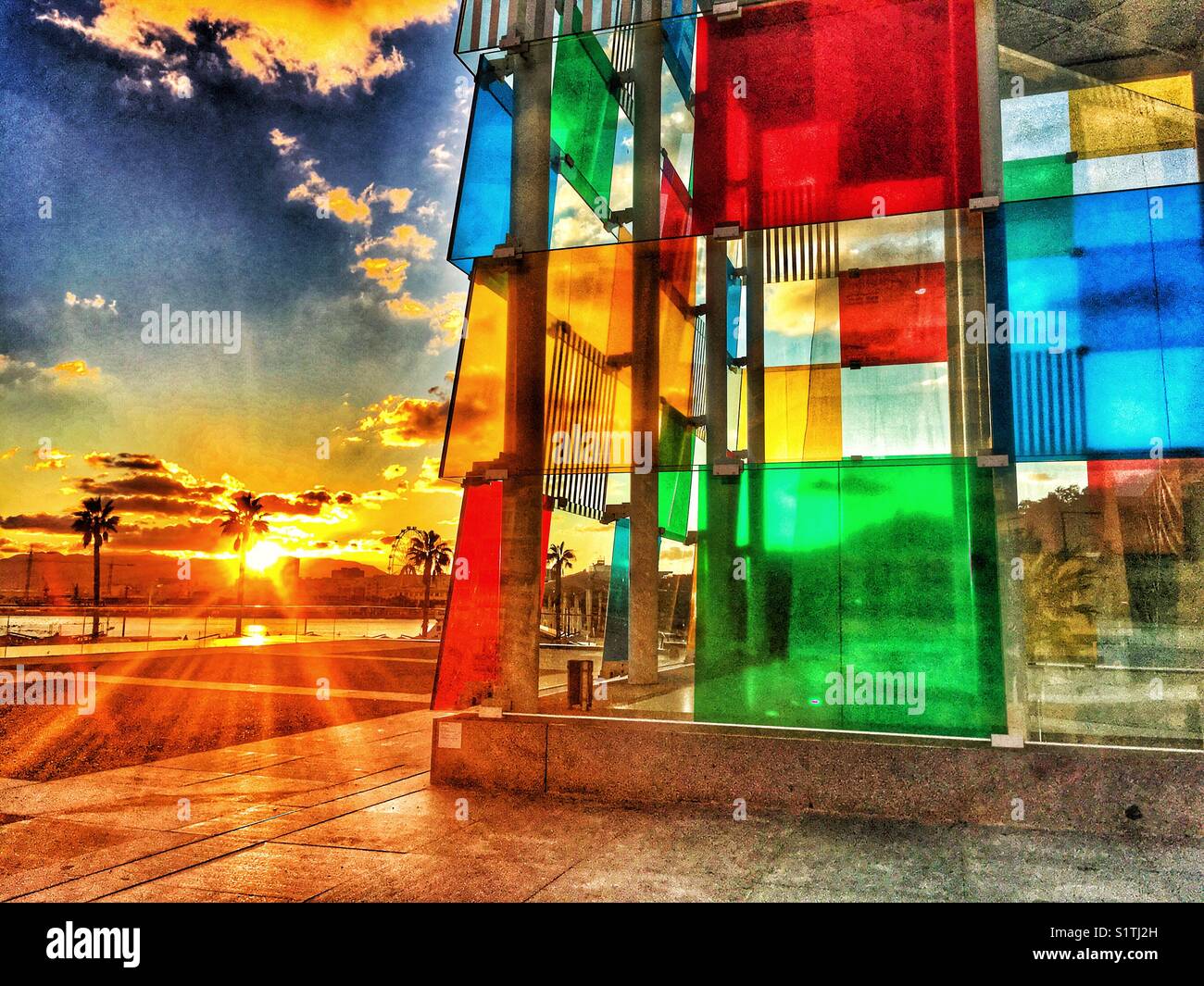 Sonnenuntergang im Malaga Centre Pompidou, Spanien - Smartphone-aufgenommenes Stockfoto