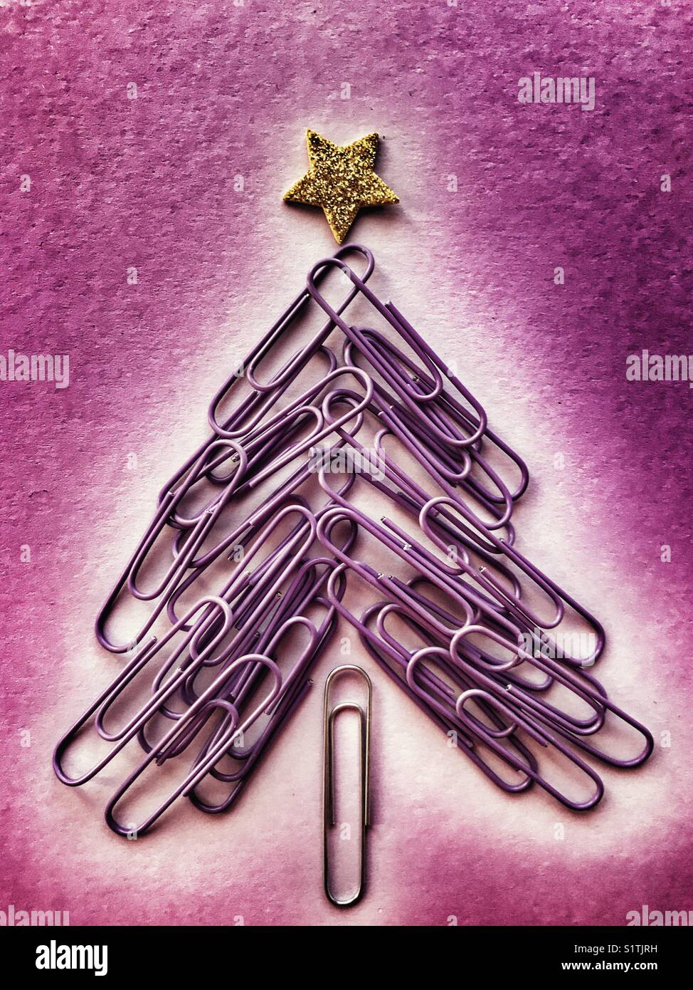 Weihnachtsbaum aus Papier Clips mit einer gold glitzer Stern auf der Spitze. Stockfoto