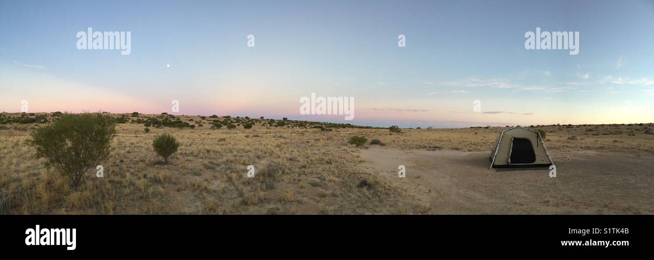 Isolierte Campingplatz in die Weite des Australischen Simpson Desert Stockfoto