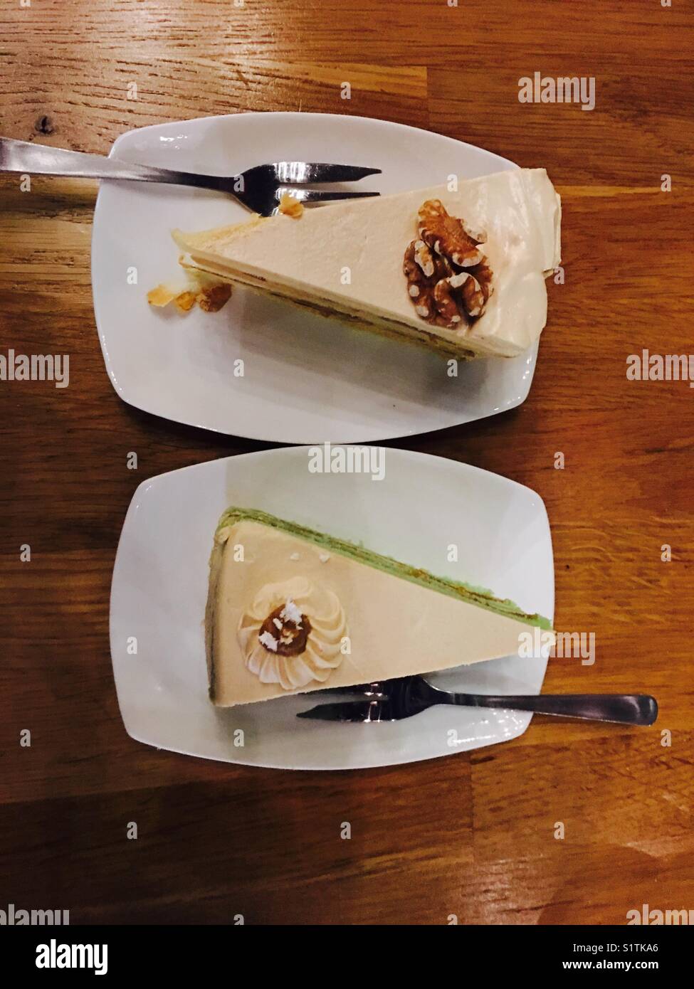 2 Scheiben Kuchen auf weiße Platten Stockfoto