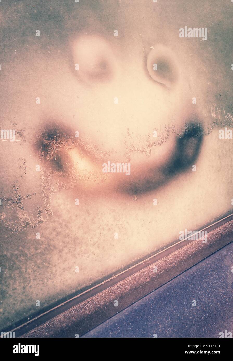 Glückliches Gesicht an einem frostigen Lkw Fenster gezeichnet Stockfoto