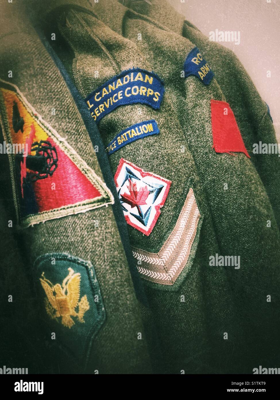 Kanadische Armee (Royal Canadian Service Corps) Jacken in ein Antiquitätengeschäft hängen Stockfoto
