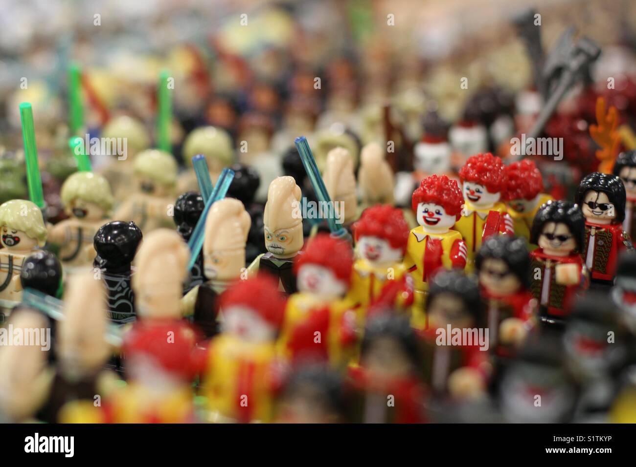 Reihen von Lego Minifiguren einschließlich Ronald McDonald in einem Geschäft Stockfoto