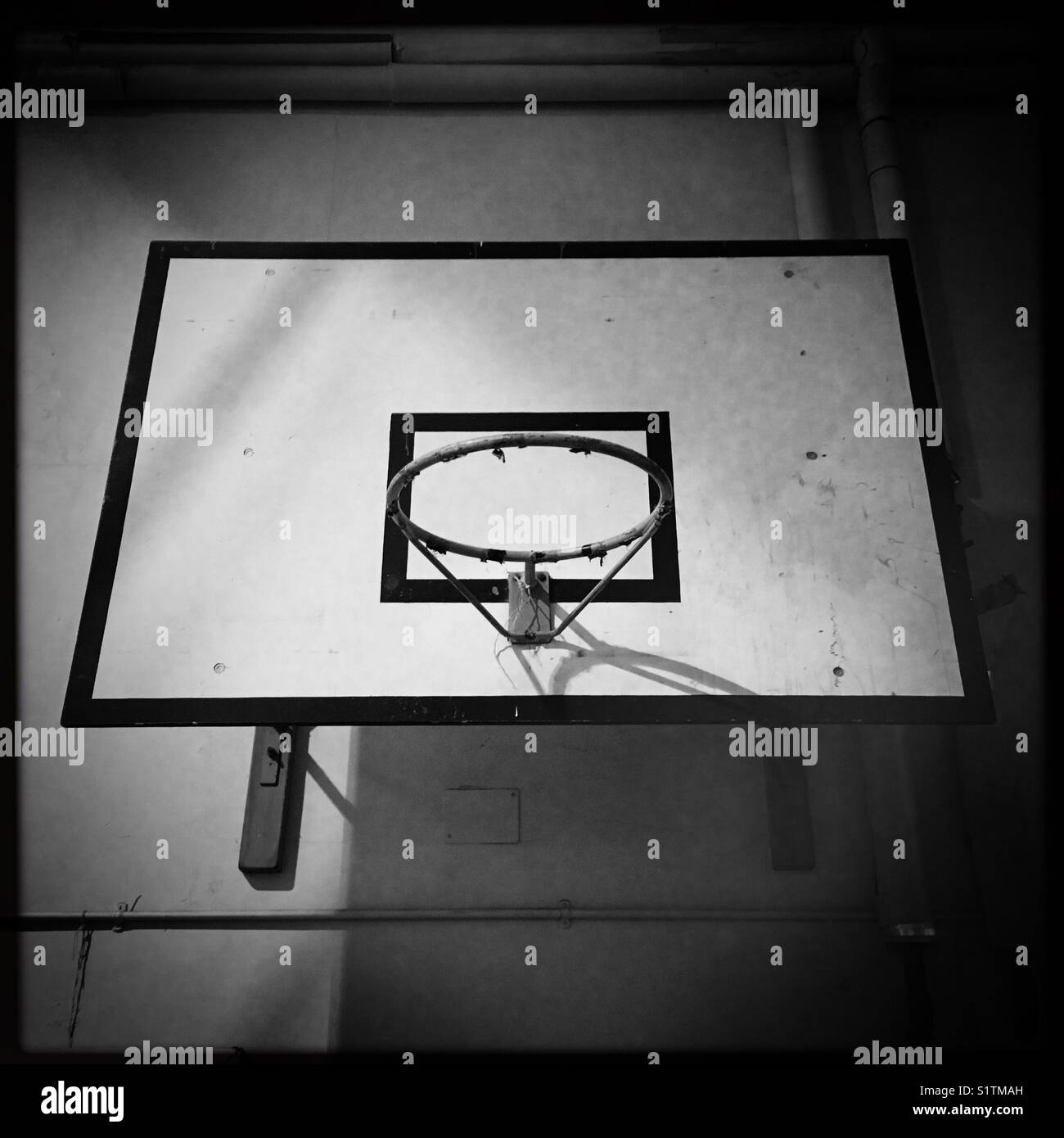 Basketballkörbe in alte Turnhalle Stockfoto