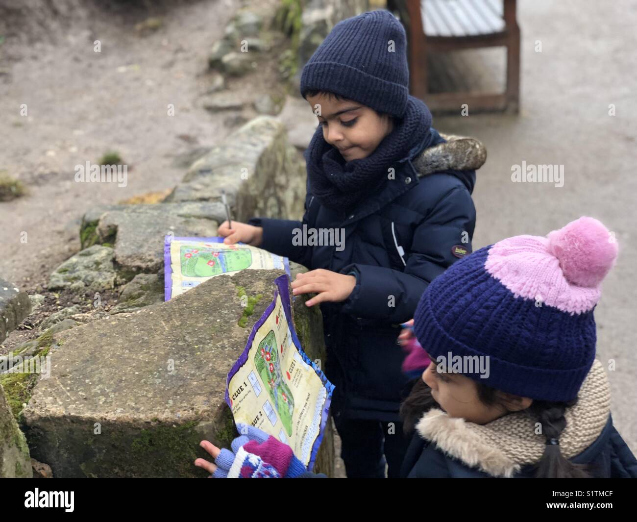 Kinder winter Schatzsuche Lesen einer Karte. Stockfoto