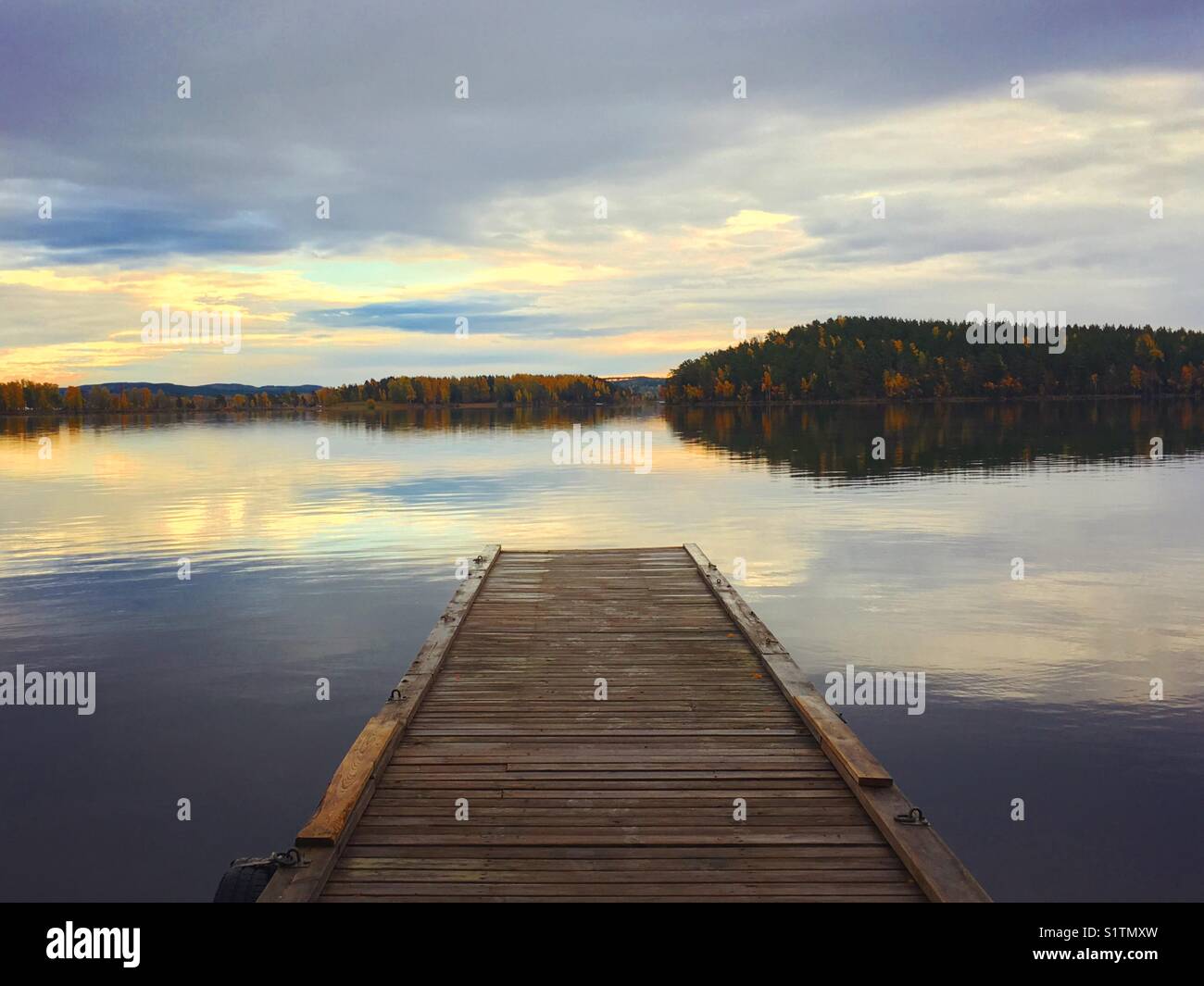 Ein schöner Sonnenuntergang über einem ruhigen See in Dalarna, Schweden. Stockfoto