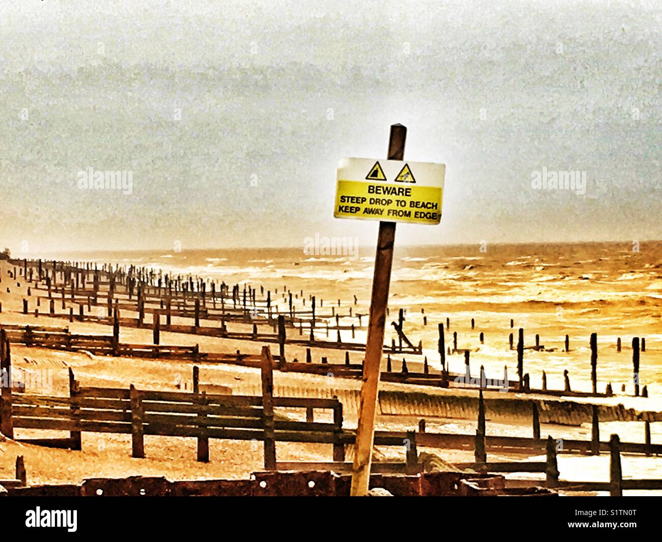 Hölzerne Buhnen, Bawdsey Fähre, Suffolk, England. - Smartphone-aufgenommenes Stockfoto